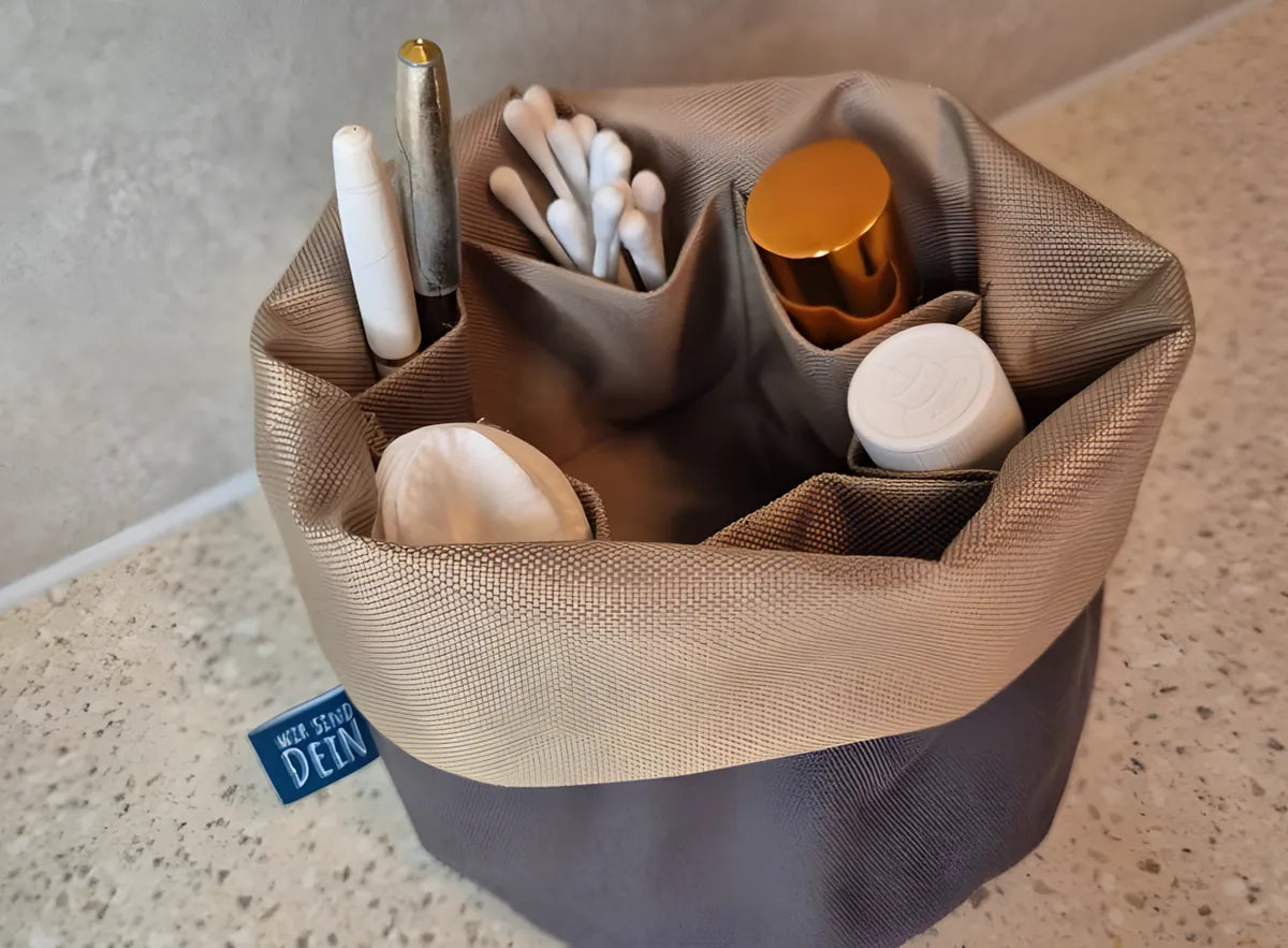 Beau-Minibag mit Wattestäbchen, Lippenpflege und Make-up in den Fächern