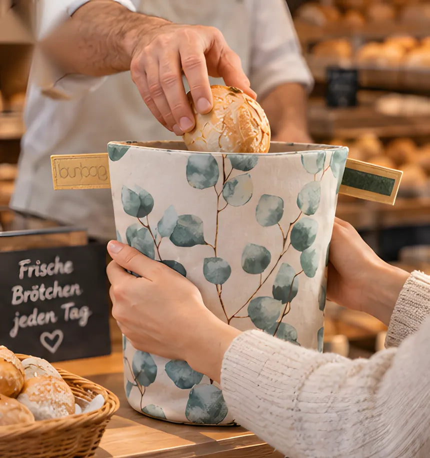 Beim Bäcker wandern die Brötchen direkt in den mitgebrachten Bunbag „Eukalyptus“