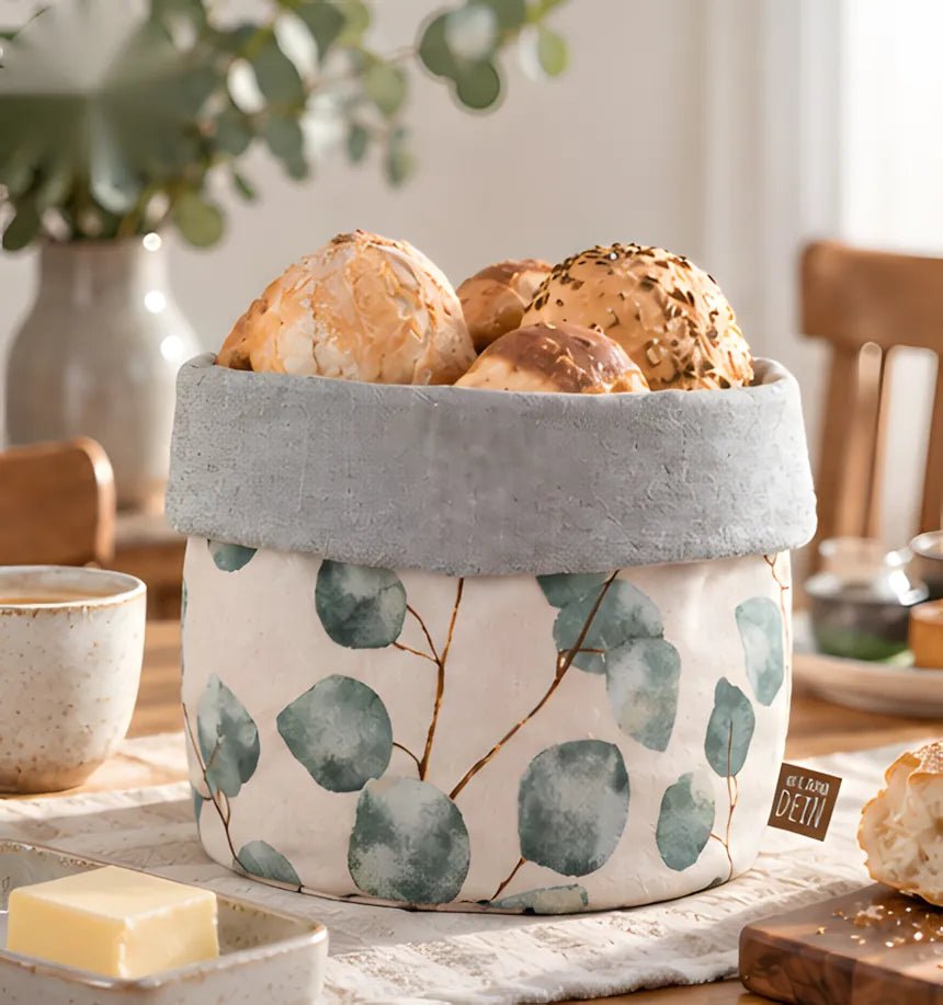 Umgekrempelter Bunbag als Brotkorb mit Brötchen auf dem Frühstückstisch
