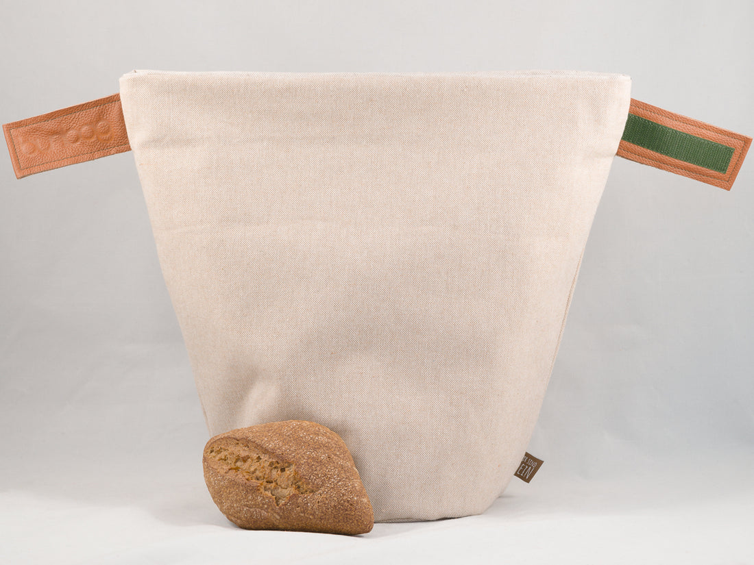 Bunbag „Natur“ in Naturbeige mit Lederlaschen, offen, davor ein Brötchen
