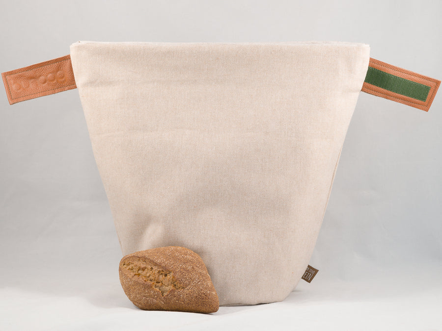 Bunbag „Natur“ in Naturbeige mit Lederlaschen, offen, davor ein Brötchen