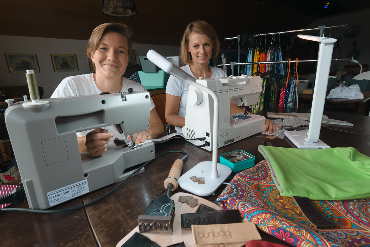 Debora und Inga an ihren Nähmaschinen in der Werkstatt