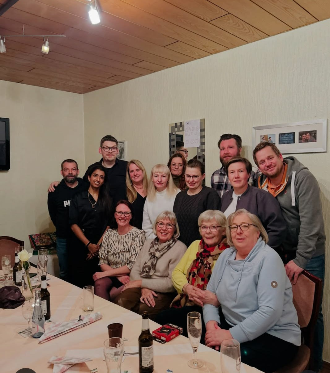 Das Team von Wir sind DeiN bei der gemeinsamen Feier im Januar 2026