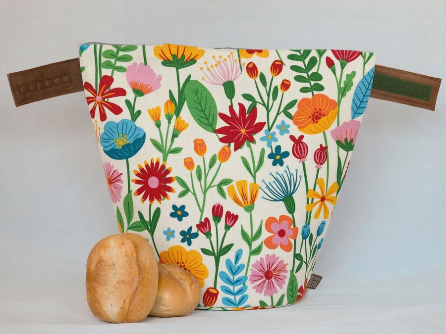 Bunbag „Florian“: Brötchentasche mit bunten Sommerblumen, offen, davor Brötchen