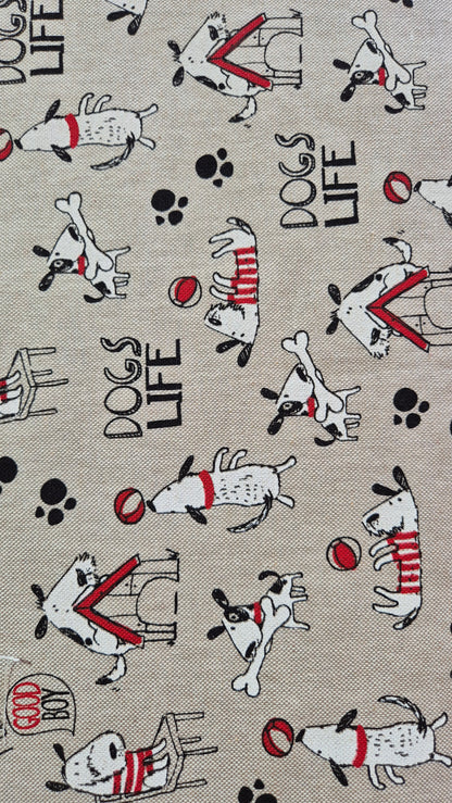 Stoffmuster „Hundeliebe“: Hunde und Schriftzug „Dogs Life“