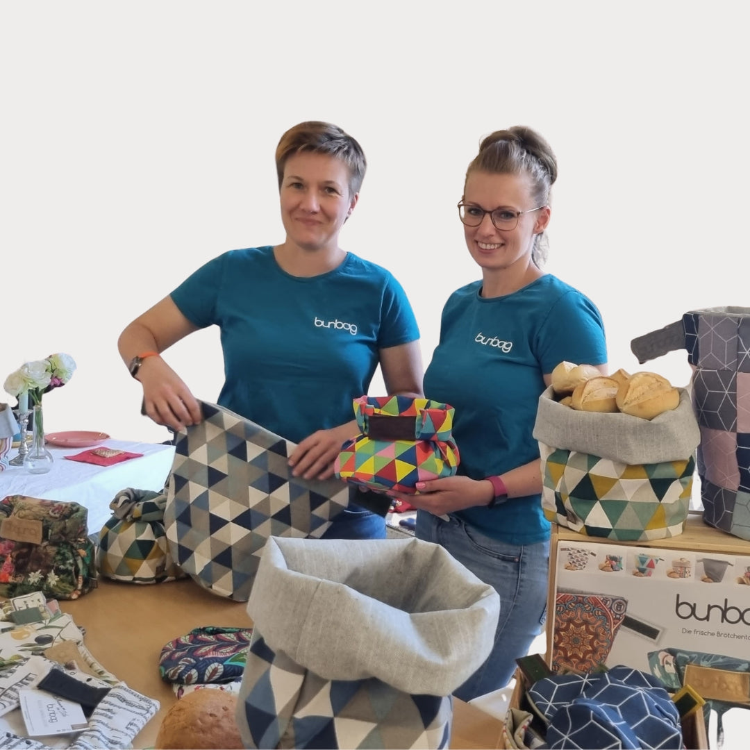 Debora und Inga, die Gründerinnen von Wir sind DeiN, mit ihren Produkten