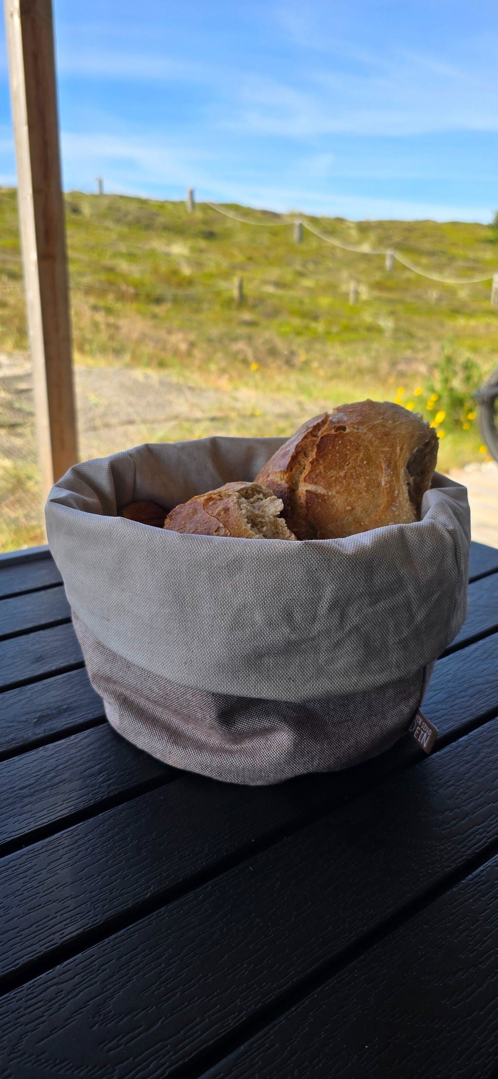 Monas echtes Kundenfoto: Bunbag mit Brot vor der Dünenlandschaft