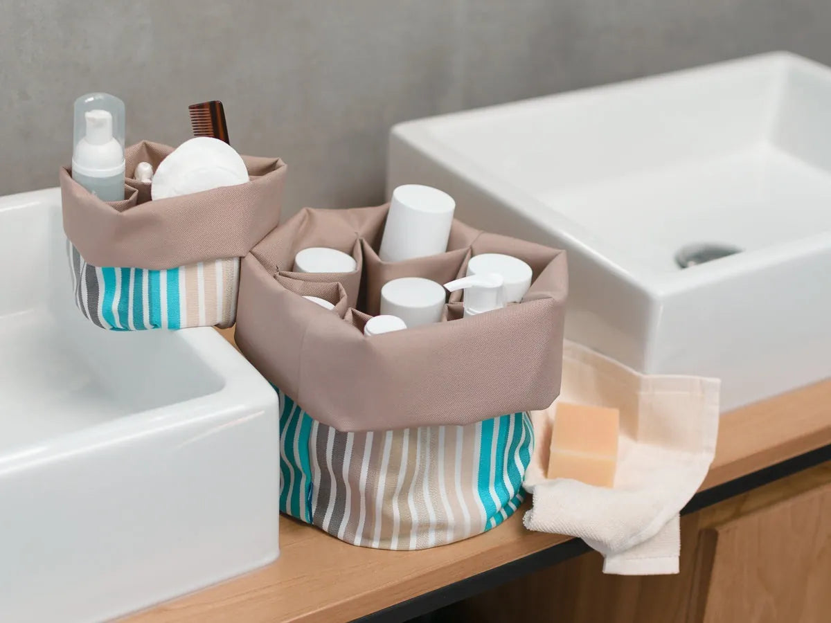 Zwei Beaubags Lotusbay mit Pflegeprodukten auf dem Waschtisch