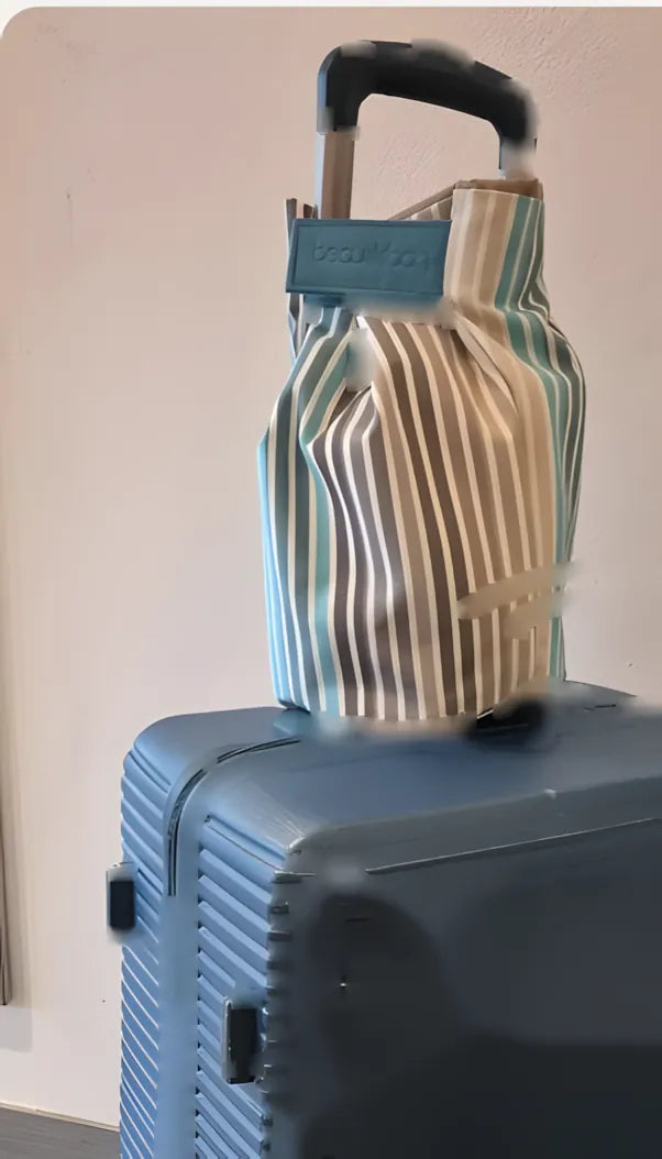 Verschlossener Beaubag auf einem Reisekoffer