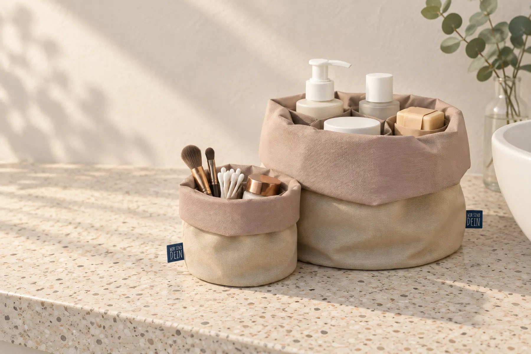 Beaubag-Set in Sanddüne: Beaubag und Minibag gefüllt auf einem Waschtisch im Morgenlicht