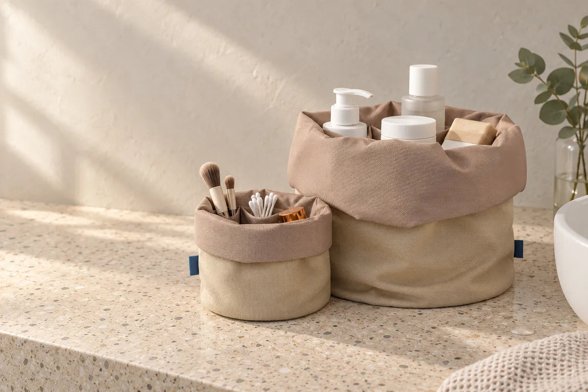 Beaubag-Set in Sanddüne: Beaubag und Minibag gefüllt auf einem hellen Waschtisch